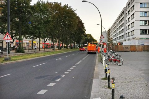 Autobahn-ähnliches Profil: Zwei schnell befahrbare Kfz-Spuren und eine Standspur für Kurzparker (aka Radstreifen)