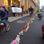90 Prozent der Radstreifen in Berlin sind nicht sicher – „Bärchen gegen Brummis“ für kindersichere Radwege